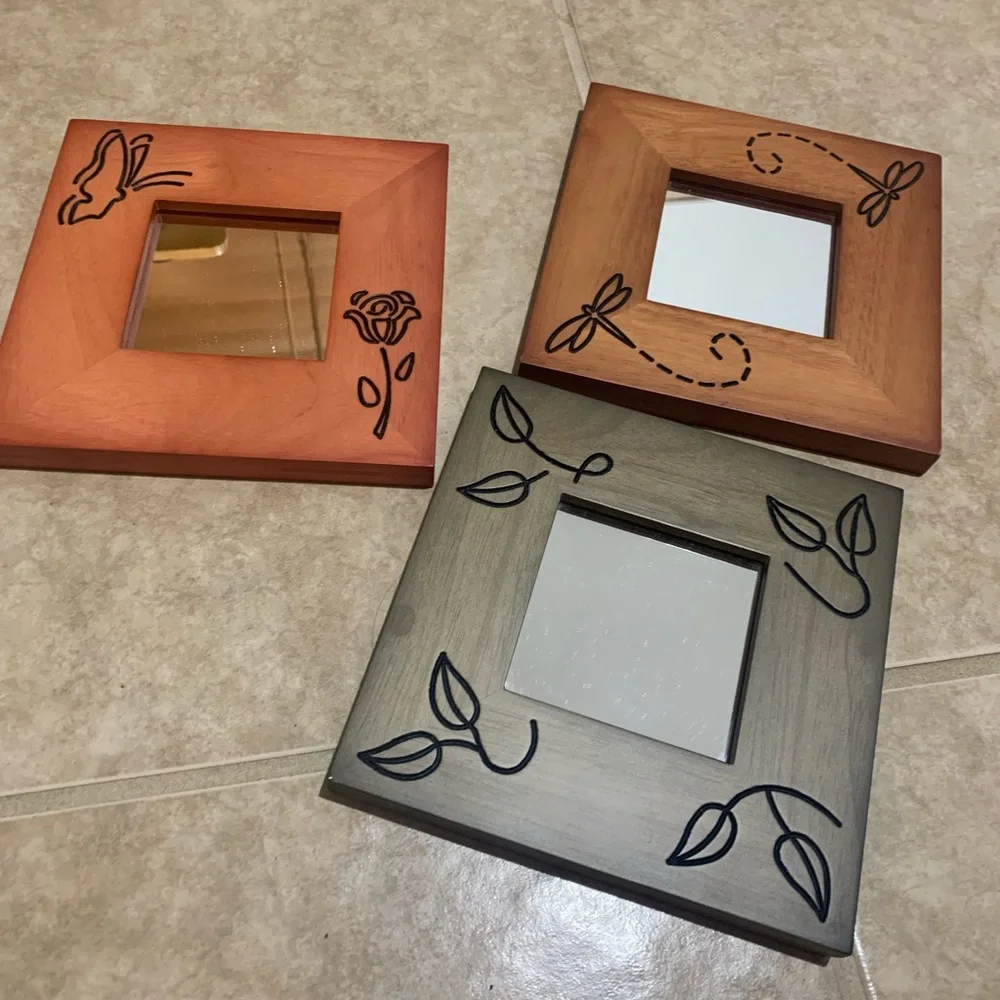 3-piece Mirrored wall-hanging frames. 6.5”x6.5”. Great condition. Pre-owned